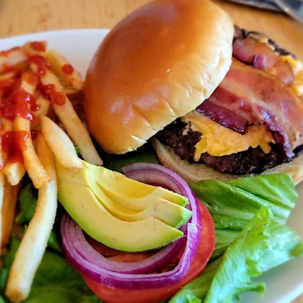 Hamburguesas, papas y ensalada