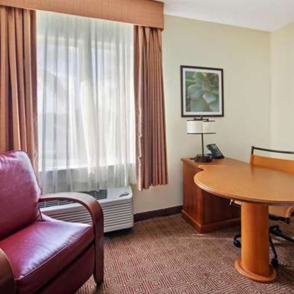 La Quinta Inn & Suites by Wyndham Sunrise
