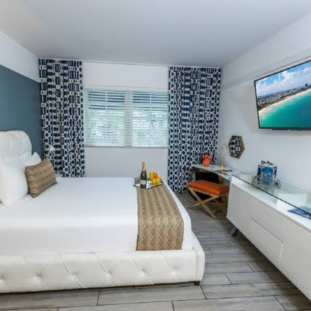 Oceanside Hotel + Suites