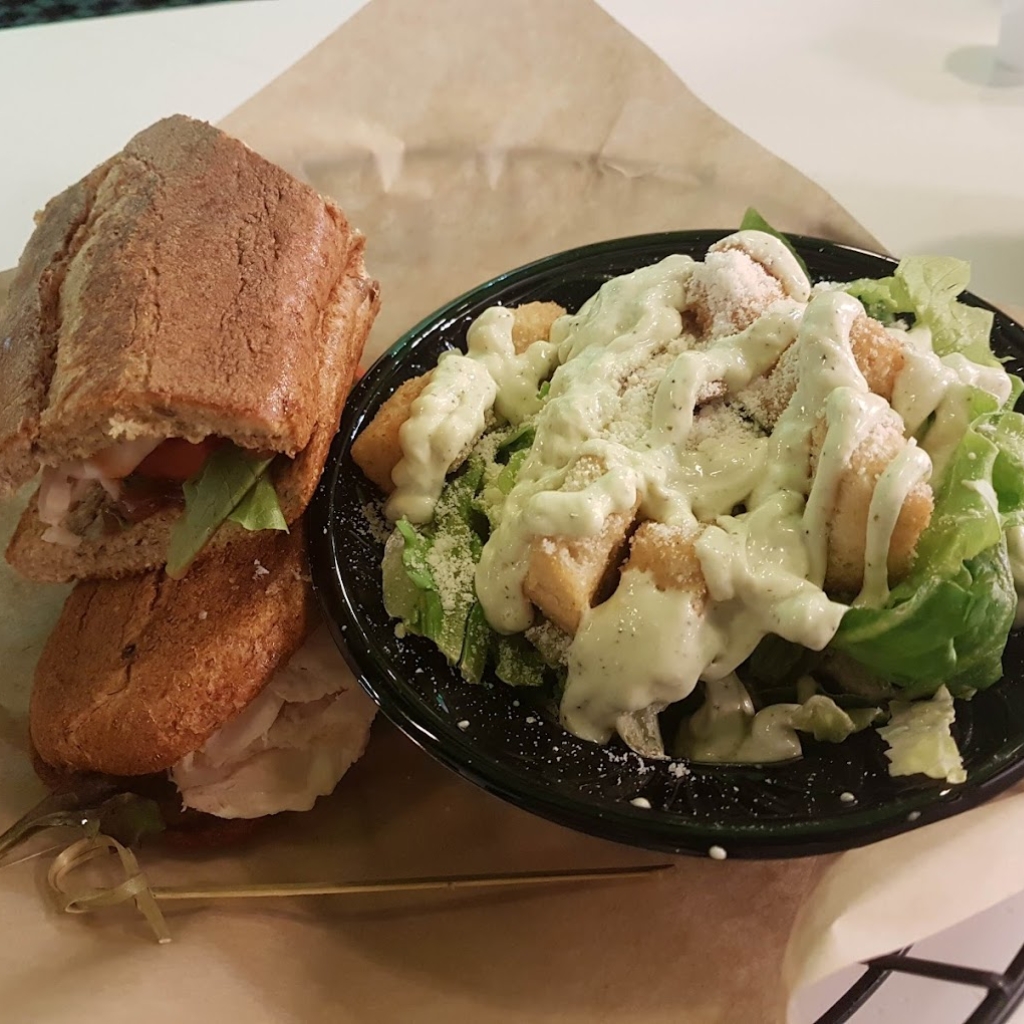 Pan y ensalada cesar