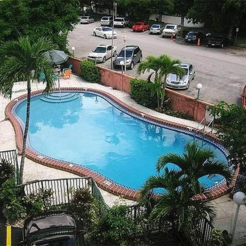 Piscina ChateauBleau Hotel