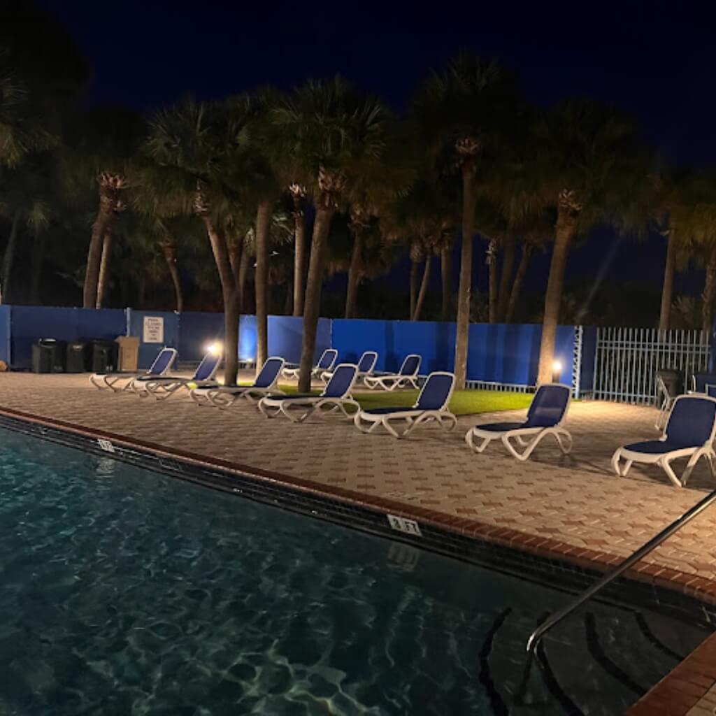 Piscina Crystal Beach Suites Oceanfront Hotel