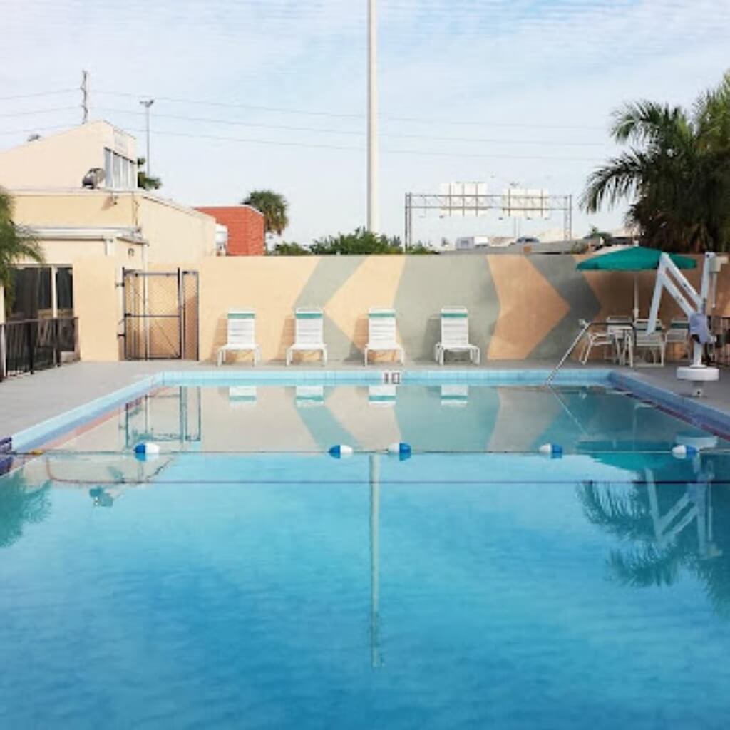 Piscina Days Inn by Wyndham Miami International Airport