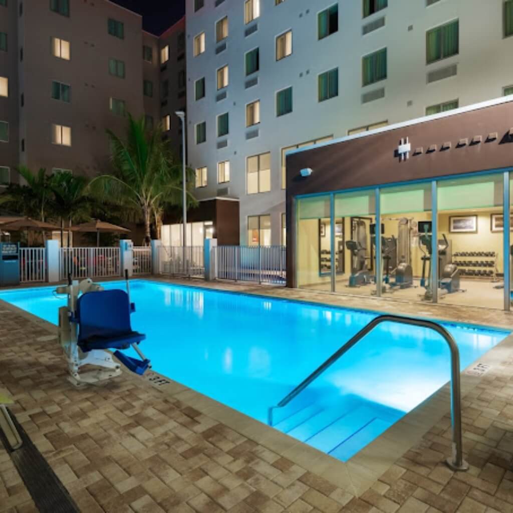 Piscina Staybridge Suites Miami International Airport, an IHG Hotel