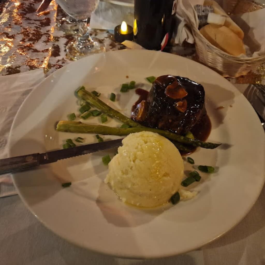 Platillo Cava Restaurant