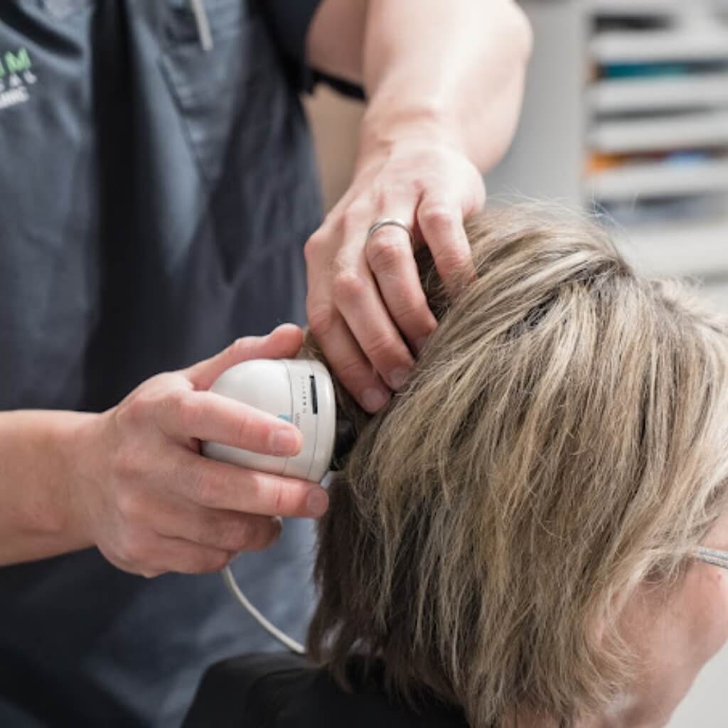 Procedimiento Hair By Dr. Max, Restoration Center