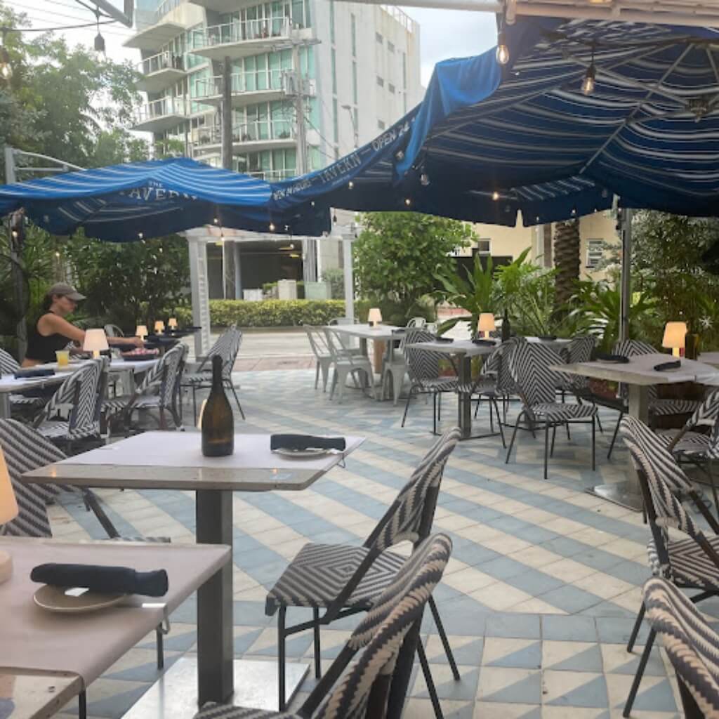 Restaurante Oceanside Hotel + Suites