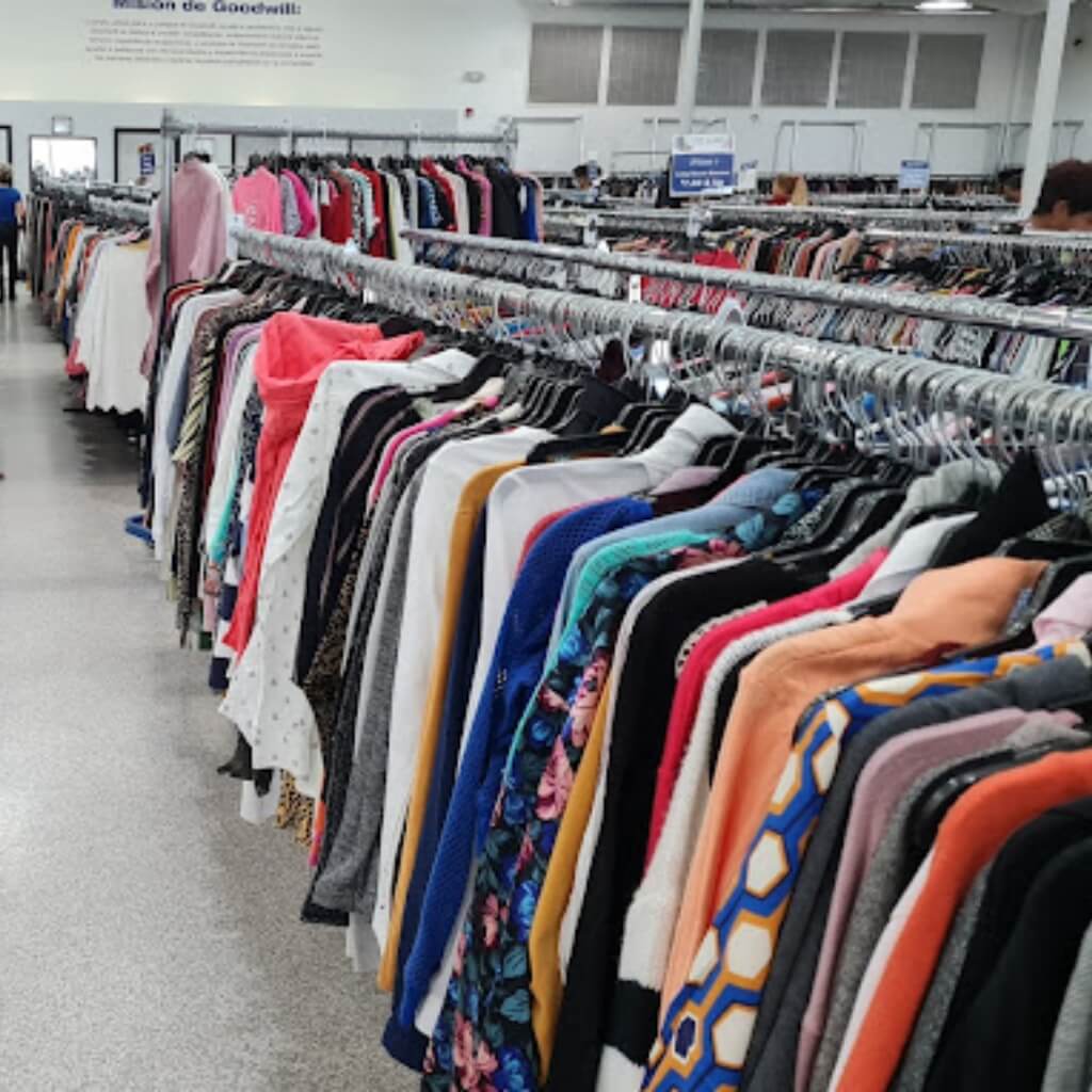 Ropa Goodwill Superstore