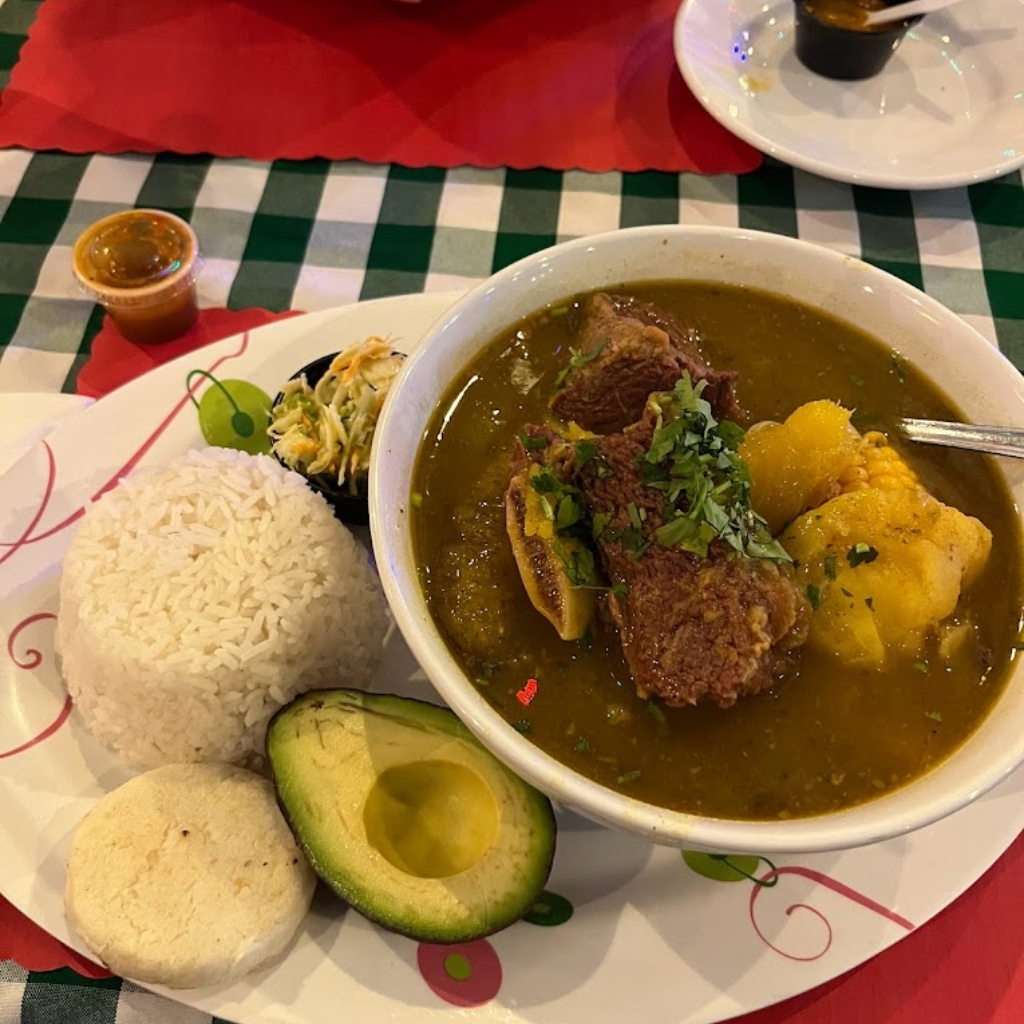 Sopa, arroz y aguacate